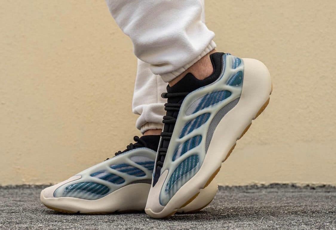 Кроссовки Adidas Yeezy 700 v3 Kyanite